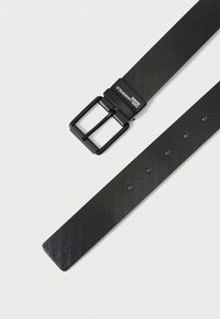 Μαύρη ζώνη από δερματίνη με ορθογώνια μαύρη μεταλλική πόρπη, ανάγλυφη υφή και πολλές τρύπες για ρύθμιση.