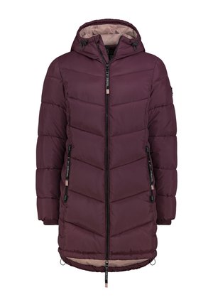 Bordeaux pufferjack met een capuchon, een rits aan de voorkant, elastische manchetten en zijzakken. Heeft een chevron-stiksel en een contrasterende binnenvoering.