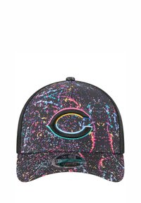 Schwarze Mütze mit einem Spritzmuster in Pink, Blau und Gelb. Sie verfügt über ein gesticktes Logo in Türkis und Gelb. Strukturiert mit einem gebogenen Schild.