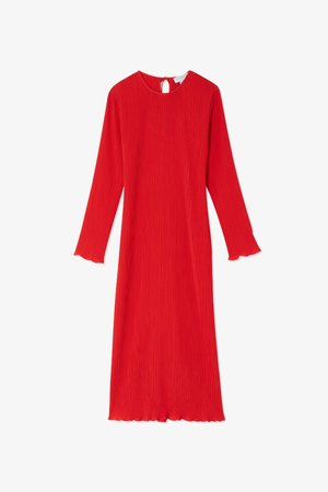 Červené šaty s dlouhým rukávem, kulatým výstřihem a klíčovou skládkou na zádech. Tkanina má vertikální sklady a rozšířený lem.