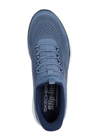 Zapatos slip-on Skechers de color azul claro que cuentan con una parte superior de malla transpirable, superficie texturizada, cordones elásticos y una plantilla acolchada con detalle de logo.