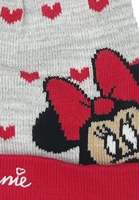 Chaussettes grises avec un motif de cœurs rouges et un visage de Minnie Mouse noir et rouge, avec un bord côtelé rouge portant l'inscription "Minnie."