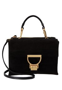 Musta mokkatasku, jossa on jämäkkä muoto, kultaiset yksityiskohdat, päällikahva ja säädettävä olkahihna. Vetoketjukiinnitys ja litteä etutasku.