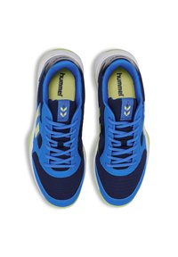 Blå sportskor i meshtyg med kontrasterande limegröna detaljer och vadderad krage. Har en rund tå och platt gummisula.