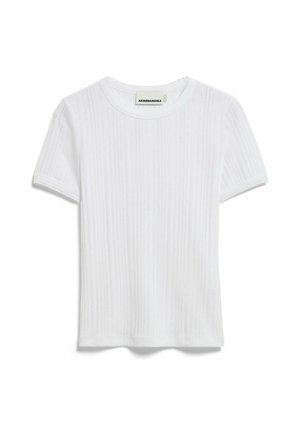 Haut tricoté blanc à manches courtes avec un motif ajouré vertical subtil et un col rond, étiqueté "ARMEDANGELS" à l'intérieur du col.