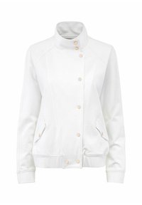 Biała kurtka z wysokim kołnierzem, zapięciem na napy i dwoma bocznymi kieszeniami; wykonana z gładkiego materiału, o luźnym kroju i ściągaczach przy mankietach.