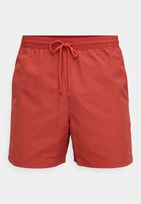 Κόκκινα ανδρικά μαγιό σορτς με υφή, ελαστική μέση και κορδόνι. Διαθέτουν πλαϊνές τσέπες στη ραφή και ταμπέλα με το λογότυπο της μάρκας στην αριστερή πλευρά.