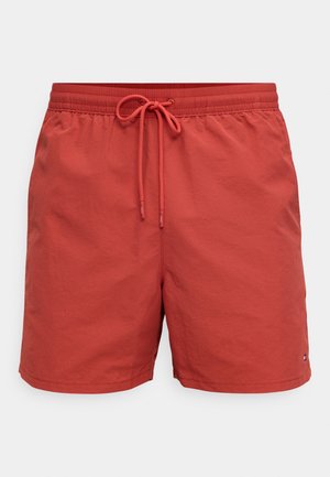 Κόκκινα ανδρικά μαγιό σορτς με υφή, ελαστική μέση και κορδόνι. Διαθέτουν πλαϊνές τσέπες στη ραφή και ταμπέλα με το λογότυπο της μάρκας στην αριστερή πλευρά.