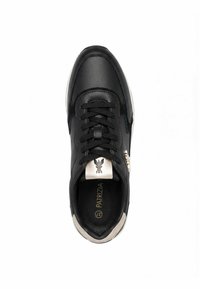 Sneaker in pelle nera con texture liscia, design con lacci, inserti metallici sul tallone e logo sulla linguetta. Suola bianca.