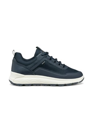 Baskets de sport bleu marine avec un dessus en maille texturée et des accents en cuir lisse, dotées d'une semelle intermédiaire blanche et d'une semelle extérieure grise robuste.
