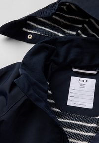 Marineblauwe hoodie-jack, voorzien van een gladde buitenkant en een gestreepte voering. Etiket geeft maat 128 aan, gemaakt in China.