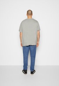 Levi's® Plus GRAPHIC TEE - T-shirt estampada - graphic midtone grey