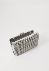 Silberne Clutch-Tasche, bedeckt mit kleinen Strasssteinen, rechteckige Form mit einem Metallrahmen, ausgestattet mit einem Verschluss und einem gefütterten Innenraum.