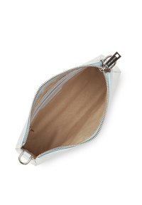 Custodia con zip in materiale sintetico di colore azzurro chiaro, con interno crema. Presenta hardware in argento e un anello per chiavi. Forma liscia e strutturata.