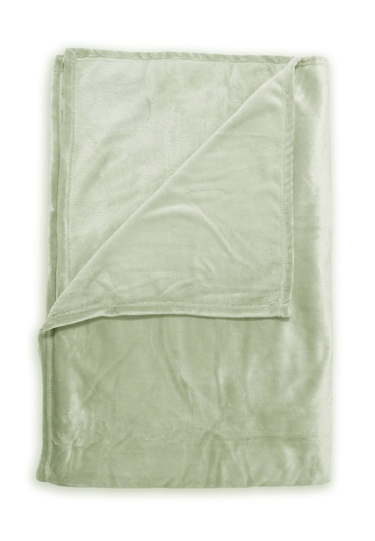 Světle zelená, měkká plyšová deka s hladkým povrchem, úhledně složená s prošitým okrajem, s sametovým vzhledem.