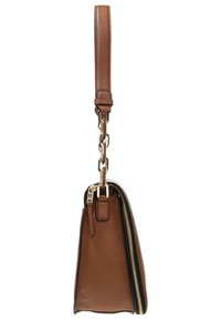 Brun læder handbag med en struktureret overflade, der har en lynlås på toppen, en aftagelig kædestrop og en rektangulær form.