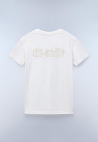 Witte katoenen t-shirt met een subtiele beige grafiek van bomen en de tekst "NAPAPIJRI geographic" op de achterkant. Korte mouwen, standaard pasvorm.