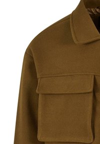 Veste en laine mélangée marron avec un col rabattu, grande poche poitrine et texture lisse. Elle présente un design épuré et ajusté sans embellissements.