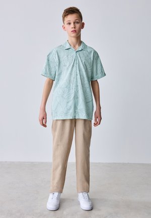 Baker by Ted Baker, REGULAR FIT - PRINT SHIRT AND TROUSERS SET. - Pantalones - stone