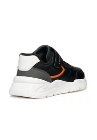 Scarpa da ginnastica nera con tomaia in tessuto strutturato, suola bianca, dettagli grigi e un elemento di design arancione. Chiusura a strappo per una calzata sicura.