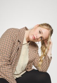 EVOKED VILA VIZUGI LONG SHIRT - Blusa - cement