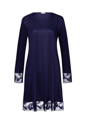 Navyblauwe jurk met lange mouwen, V-hals en kanten accenten bij de manchetten en de zoom. Gemaakt van een soepele stof met een vloeiende uitstraling.