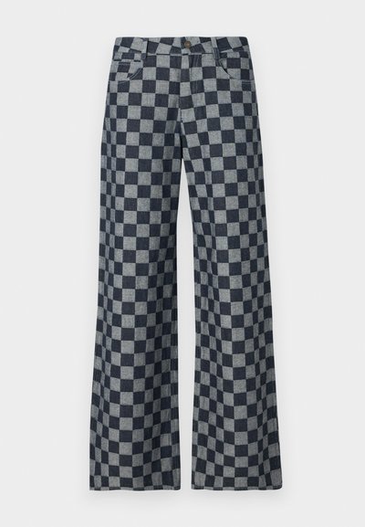 Weite Hosen mit einem dunkelblauen und grauen karierten Muster, ausgestattet mit einem Knopfverschluss, vorderen Taschen und einer weichen Textur.