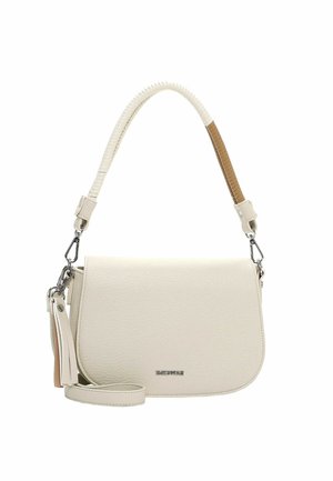 Bolso de hombro de cuero color crema con correa desmontable bicolor y herrajes plateados, con un pequeño logo de la marca en metal en el frente.