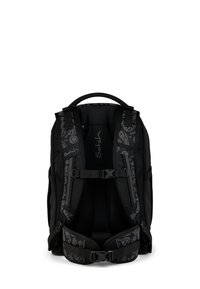 Mochila negra con correas acolchadas y respaldo de malla. Presenta un patrón decorativo en negro y gris en las correas y detalles de hebilla.