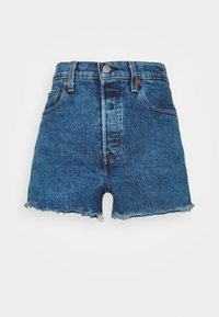 Jeansshorts i medelblått med fransat nederkant. Har hög midja, knappstängning fram och bälteshällor. Mjuk textur med fickor.