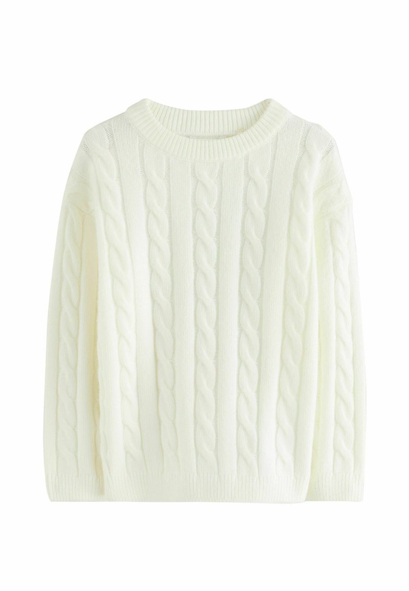 Maglione bianco lavorato a maglia con motivo a cavo, scollatura rotonda e polsini a costine. Il tessuto appare morbido e texturizzato, adatto per essere indossato a strati.