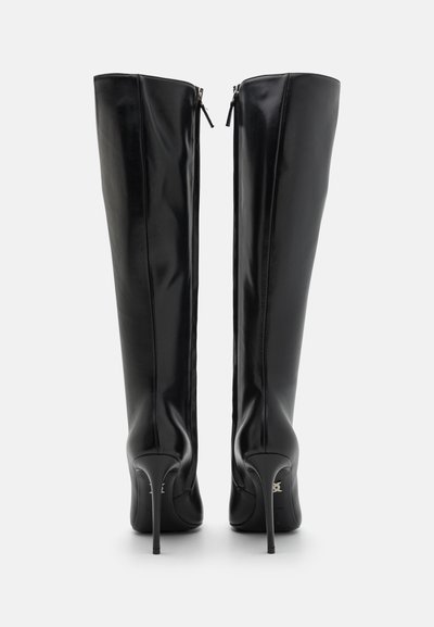 Črne usnjene čevlje do kolen s peto, ki imajo gladko površino, diskreten zadrgo in ozke stiletto pete za eleganten videz.