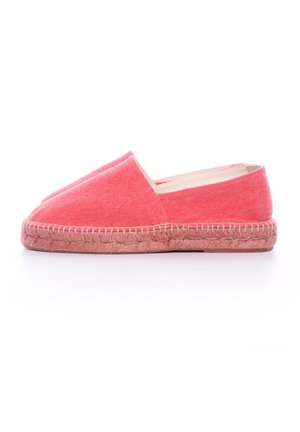 Espadrille de lienzo coral con tacón de cuña, detalles de cuerda de yute alrededor de la suela y un diseño de punta redondeada.
