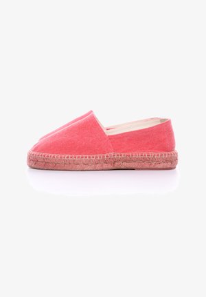 Espadrille en toile corail avec un talon compensé, détails en corde de jute autour de la semelle et un design à bout rond.