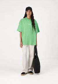 Pegador BRACY - Basic póló - washed peppermint green/white gum