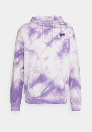 Biała i fioletowa bluza z kapturem z efektem tie-dye, z przednią kieszenią, sznurkami, ściągaczami i małym ciemnym logo na górnej, lewej stronie klatki piersiowej.