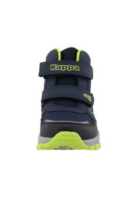 Blaue und graue Sportschuhe mit Mesh-Obermaterial, zwei Klettverschlüssen und neongrünen Akzenten. Beinhaltet eine gepolsterte Sohle und strukturierte Details.
