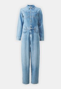 Svetlomodrý denim jumpsuit s dlhými rukávmi, golierom, dvoma náprsnými vreckami a opaskom v páse; obsahuje rovné nohavice s minimálnym opotrebovaním.