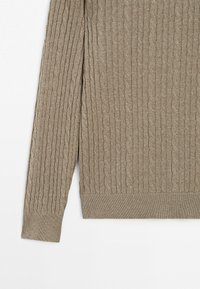 Pull taupe en maille torsadée à manches longues avec poignets et ourlet côtelés, présenté à plat sur fond blanc.