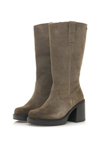 Bruine suède laarzen tot de knie met een blokhak, voorzien van een gladde afwerking, zijsteeknaden en een trekhaak aan de bovenkant voor gemakkelijk aan- en uittrekken.