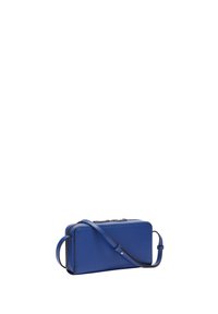 Sac bandoulière en cuir bleu de forme rectangulaire, doté d'une fermeture zippée sur le dessus et d'une fine bandoulière.