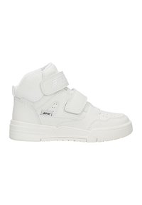 Des baskets montantes blanches avec un extérieur en cuir lisse, des accents en mesh, des doubles bandes Velcro, une pointe perforée et une semelle en caoutchouc texturée.