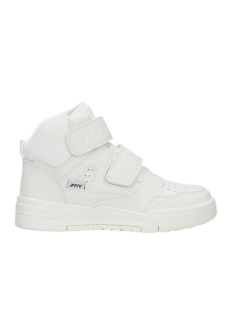 Des baskets montantes blanches avec un extérieur en cuir lisse, des accents en mesh, des doubles bandes Velcro, une pointe perforée et une semelle en caoutchouc texturée.