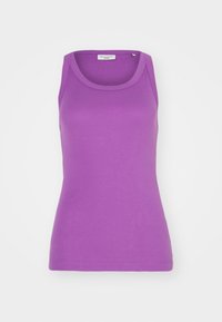 Bezramionkowy fioletowy top na ramiączkach z dekoltem w serek, wykonany z gładkiego materiału, prezentowany na jednolitym jasnym tle.