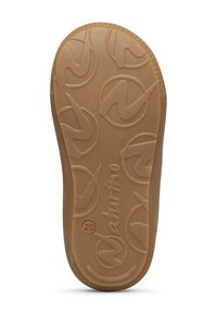 Světlé gumové podrážky s embosovaným logem, kruhovými vzory a hladkým povrchem, s tkaným okrajem pro větší odolnost.