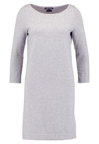 Robe grise à manches longues en tissu doux ; présente un décolleté arrondi et une coupe droite, atteignant le milieu des cuisses. Pas de motifs ni d'accents visibles.