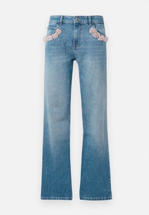 Vaatehaalareiden tyylikkäät farkut vaaleansinisessä denimmateriaalissa, joissa on koristeellinen vaaleanpunainen kukka-ammatti etutaskuissa ja klassinen viiden taskun muotoilu.
