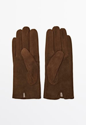 Braune Wildlederhandschuhe haben fünf Finger, eine glatte Textur und einen Schlitz am Handgelenk. Auffälliges Detail ist das weiche Innenfutter.