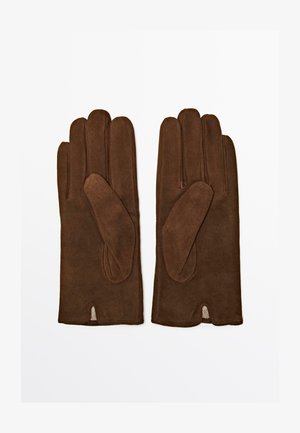 I guanti in pelle scamosciata marrone presentano cinque dita, una texture liscia e una fessura al polso. Un dettaglio notevole è la morbida fodera interna.