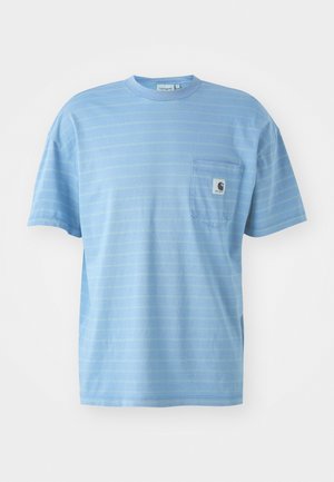 Lichtblauw, T-shirt met korte mouwen en horizontale strepen. Beschikt over een borstzak met een logo patch. Gemaakt van zachte katoen.